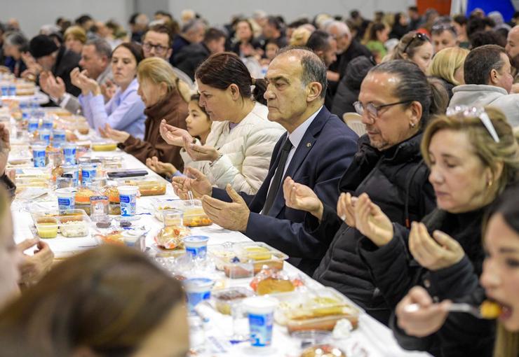 İzmir Büyükşehir Belediyesi iftar sofrasını bu kez Foça’da kurdu. Programa