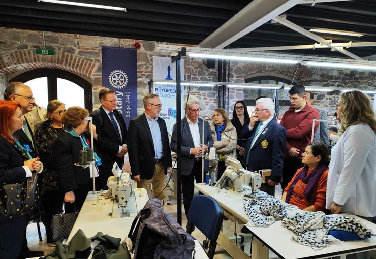 İzmir Büyükşehir Belediyesi Meslek Fabrikası’nın Altın İğne Projesi, kadınların mesleki