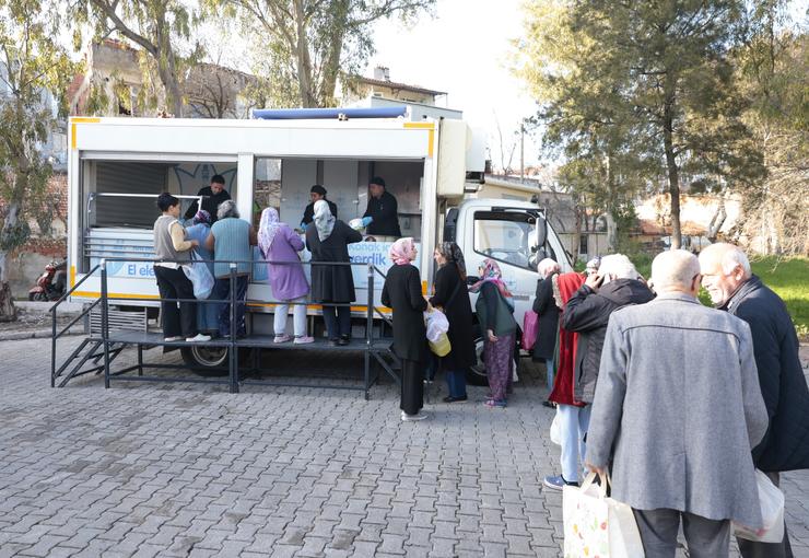Konak Belediyesi’nin Ramazan’da da kurduğu dayanışma zincirinin ilk halkası olan
