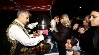 Balçova Belediyesi’nin düzenlediği Ramazan Şenliği’nde Cumhuriyet Meydanı doldu taştı. Geleneksel