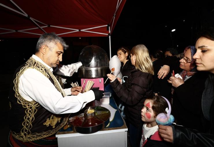Balçova Belediyesi’nin düzenlediği Ramazan Şenliği’nde Cumhuriyet Meydanı doldu taştı. Geleneksel