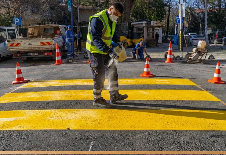 İzmir Büyükşehir Belediyesi, Vasıf Çınar Bulvarı’nda yayaların güvenliğini artırmak için