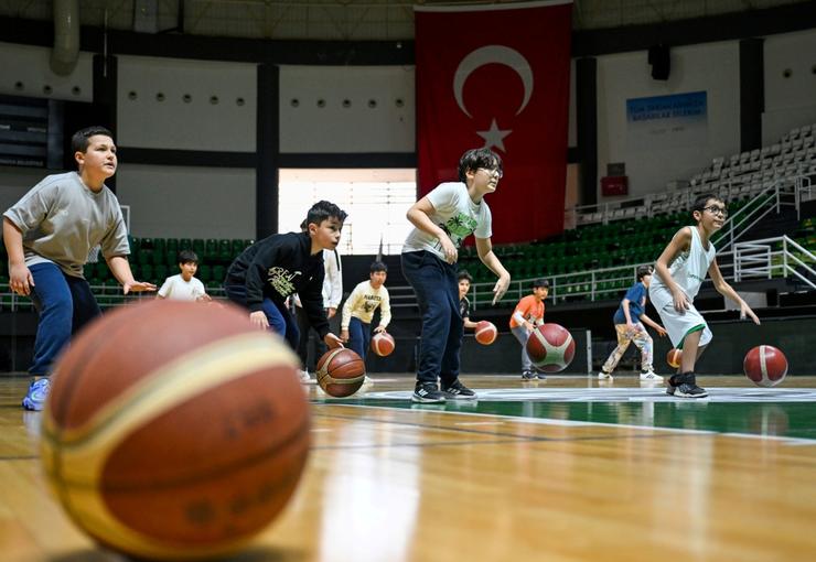 Bornova Belediyesi tarafından düzenlenen spor okulları kapsamında 2012–2017 doğumlu çocuklara