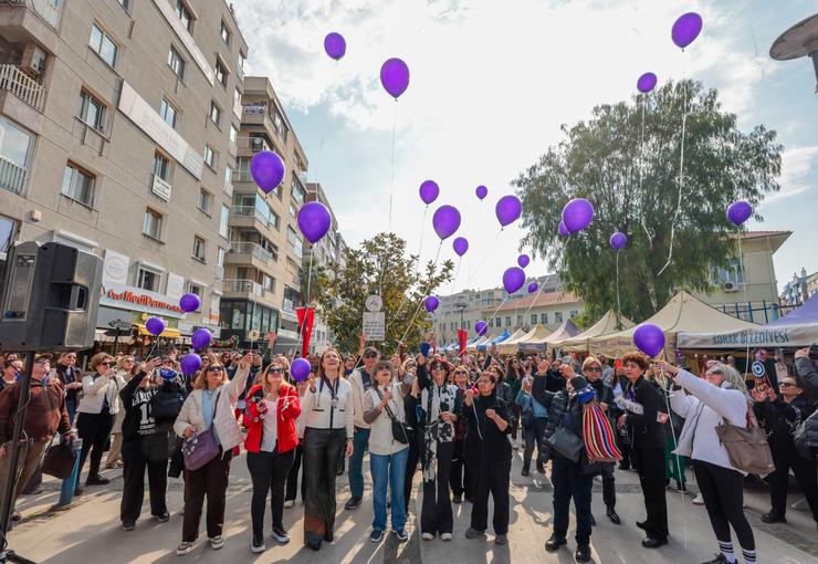 Konaklı kadınların el emeği ürünlerini sergileme imkanı bulduğu Dominik Caddesi’ndeki