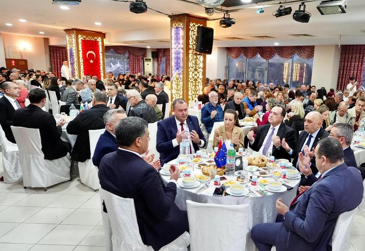 Manisa Balkanlar Kültür ve Dayanışma Derneği tarafından düzenlenen iftar programı,