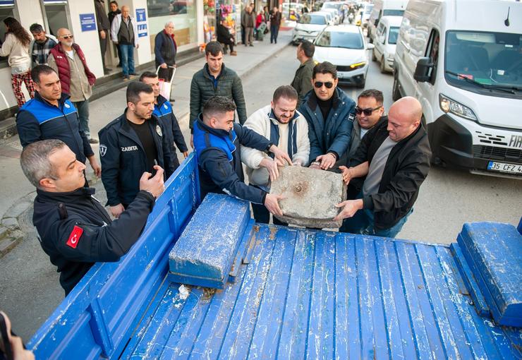 Karşıyaka Belediyesi, kent düzenini korumak amacıyla ilçe genelinde denetimlerini sürdürüyor.