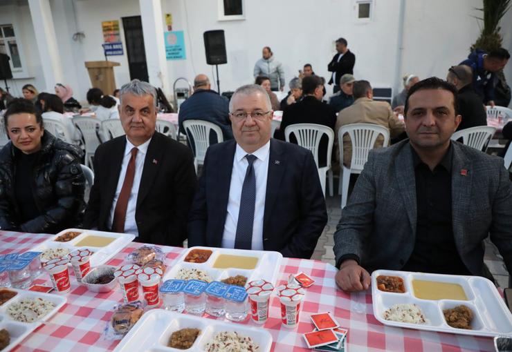 Edremit Belediyesi’nin Ramazan ayı boyunca ilçenin farklı mahallelerinde kurduğu iftar