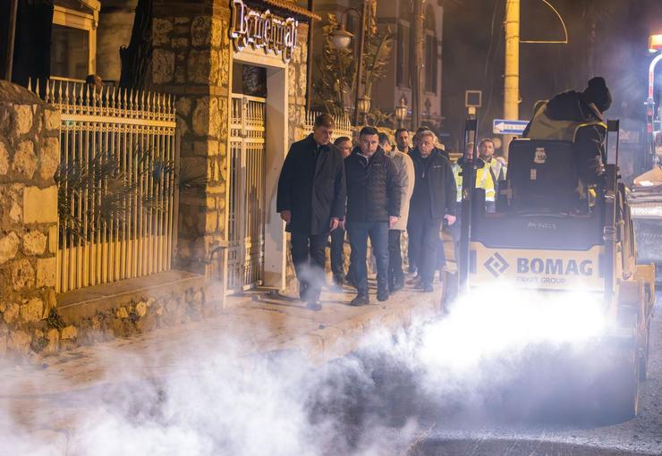 İzmir Büyükşehir Belediye Başkanı Dr. Cemil Tugay, şehirde kesintisiz devam