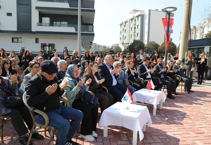 Menderes Belediyesi’nin depremde kaybedilenlere adadığı park açıldı. Menderes Belediyesi’nin 6