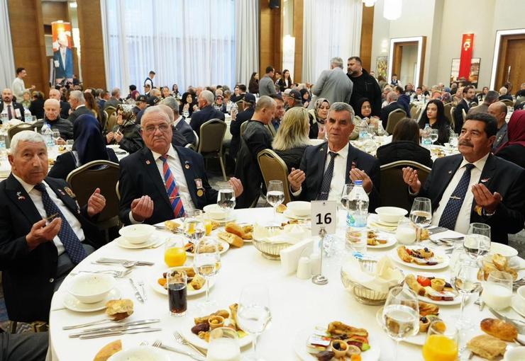 Manisa Büyükşehir Belediye Başkanı Besim Dutlulu, şehit aileleri ve gaziler