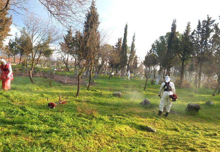 Manisa Büyükşehir Belediyesi, yaklaşan Ramazan Bayramı öncesinde il genelindeki mezarlıklarda