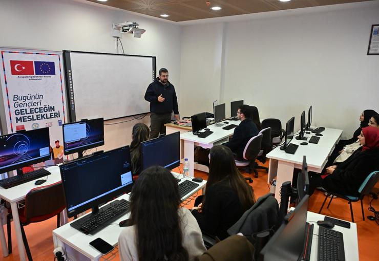 Manisa Büyükşehir Belediyesi, gençlerin dijital çağa uyumunu kolaylaştırmak ve istihdam
