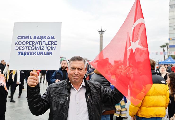 İzmir Büyükşehir Belediyesi kırsal kalkınmada atağa geçti. Çiftçiye yüz binlerce