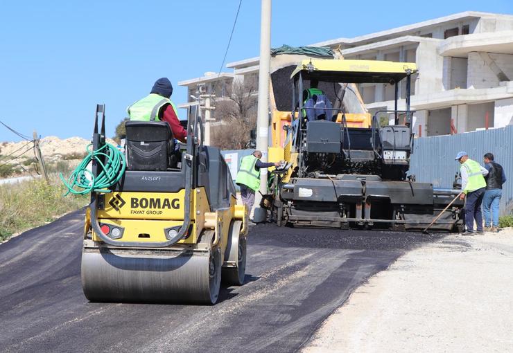İzmir Büyükşehir Belediyesi, yaz sezonu öncesi Çeşme’nin yollarında yenileme çalışmalarına