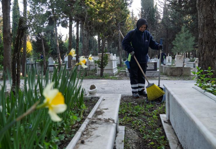 İzmir Büyükşehir Belediyesi, Ramazan Bayramı öncesinde kent genelindeki mezarlıklarda bakım