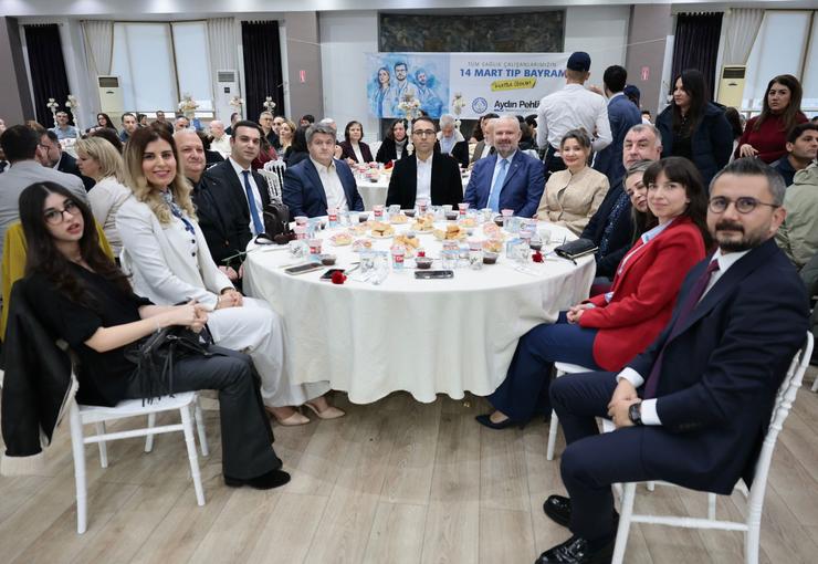 Menemen Belediyesi tarafından Ramazan boyunca düzenlenen iftar programlarında vefa, dayanışma,