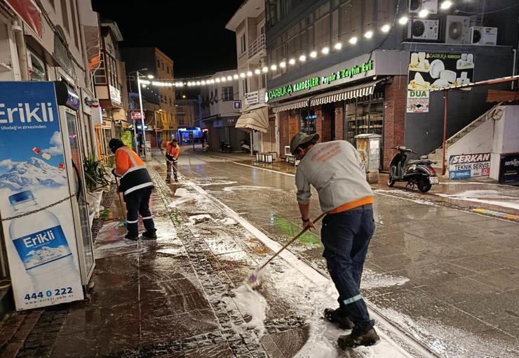 Ayvalık Belediyesi Temizlik İşleri Müdürlüğü ekipleri, Ramazan Bayramı öncesinde kent