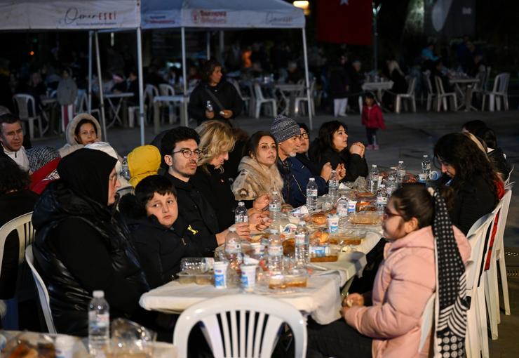 Bornova Belediyesi, Kadir Gecesi’nde Bornova Büyükpark’ta yaklaşık 2500 Bornovalının katılımıyla