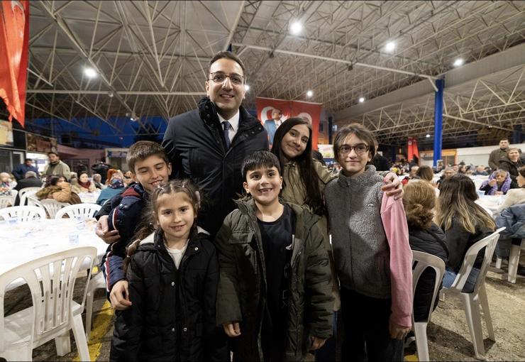 Balçova Belediyesi’nin Kadir Gecesi’nde düzenlediği iftar programında yüzlerce vatandaş aynı