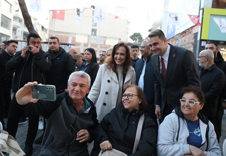 Karşıyaka Belediyesi, Kadir Gecesi’nde Karşıyaka Çarşısı’nda dev bir iftar sofrası