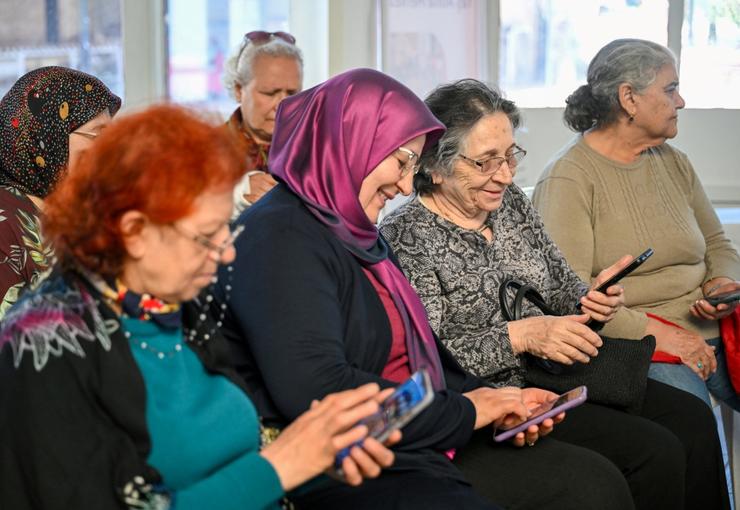 Sağlıklı Yaş Alma Merkezi’nden yararlanan çınarlara akıllı telefon ve yapay