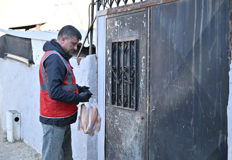 Sosyal belediyecilik anlayışıyla çalışmalarını sürdüren Manisa Büyükşehir Belediyesi, evinde yemek