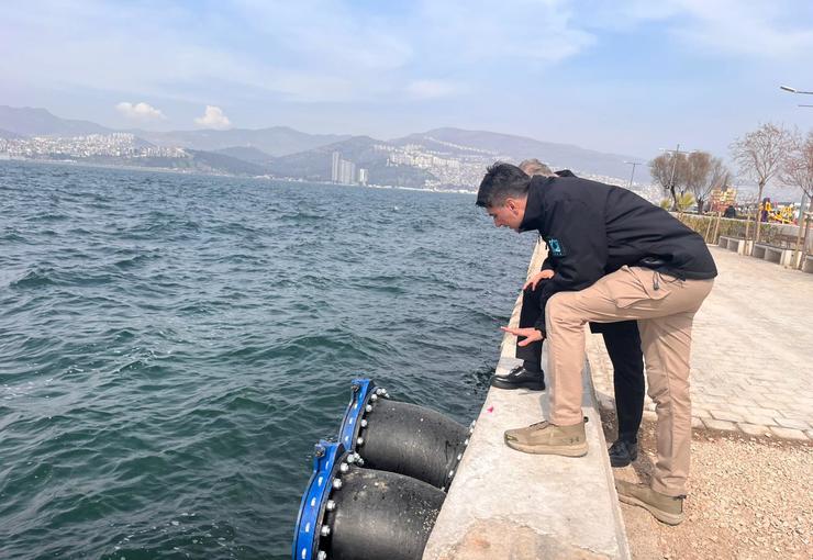 İzmir’in en yoğun bölgelerinden Alsancak’ta yağmur sularının yarattığı taşkınlar ve