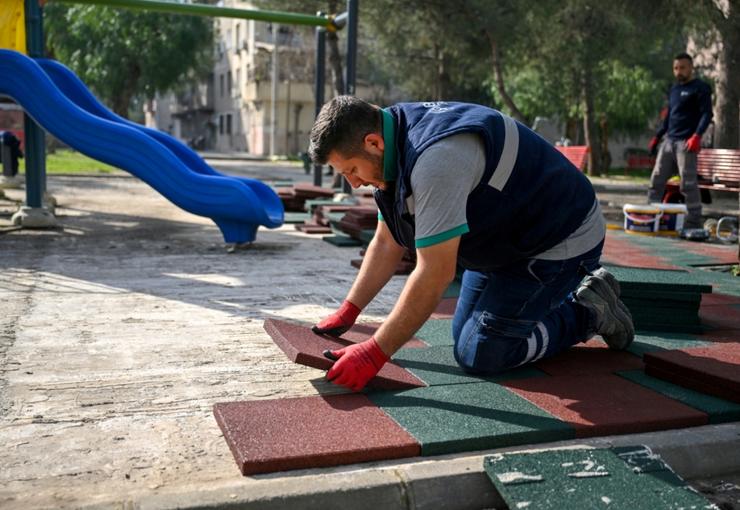 Bornova Belediyesi, baharın gelmesiyle birlikte ilçede park yenileme, yürüyüş yolu