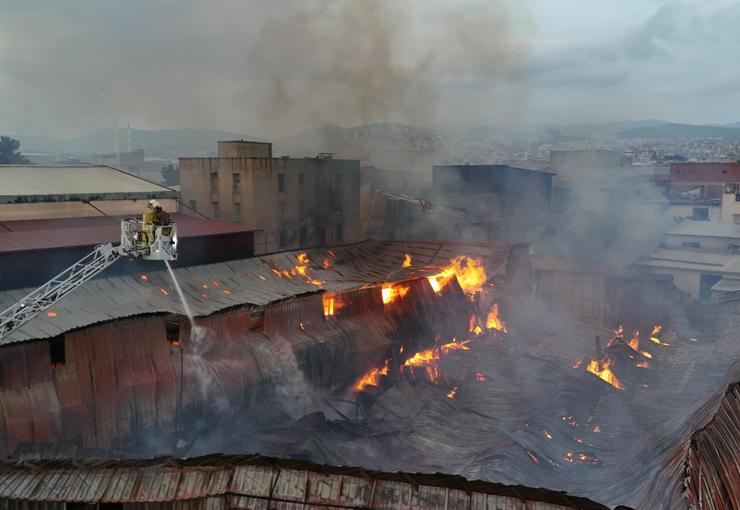 İzmir’in Buca ilçesi Seyhanlar Mahallesi’nde gece saat 03.30 sıralarında mobilya