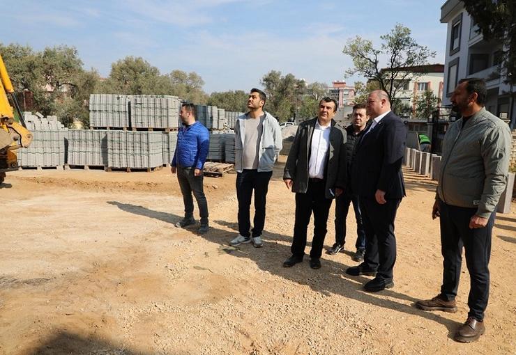 Menderes Belediye Başkanı İlkay Çiçek, sahada ekipleri gezerek yapılan çalışmaları