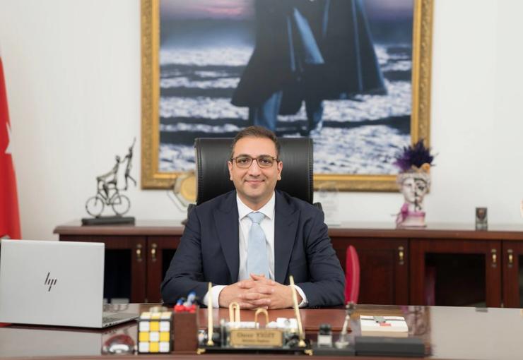 Balçova Belediyesi, park ve bahçelerde dalında kalan zeytin ve turunçları