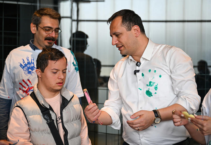 Bornovalı minikler Bornova Belediyesi’nin düzenlediği etkinlikte hazırladıkları tohum toplarını yangından