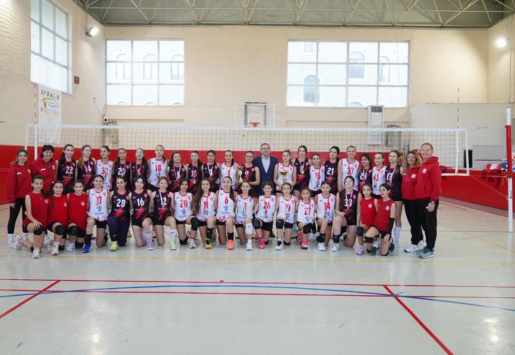 Ayvalık Belediye Başkanı Mesut Ergin, Ayvalıkgücü Belediyespor’un voleybol branşında Küçükler