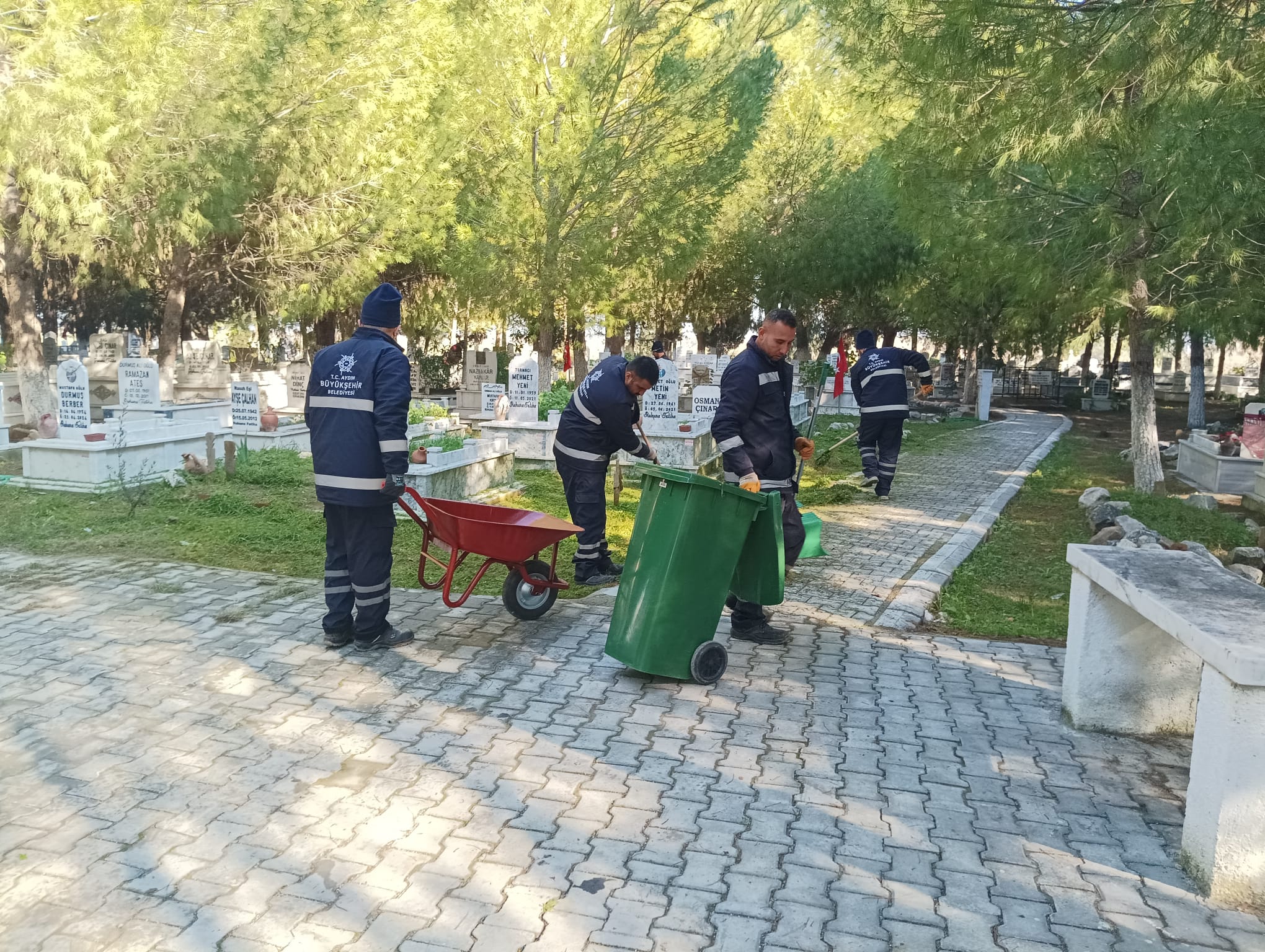 Aydın Büyükşehir Belediyesi, Ramazan Bayramı’nda vatandaşların kabir ziyaretlerini daha temiz