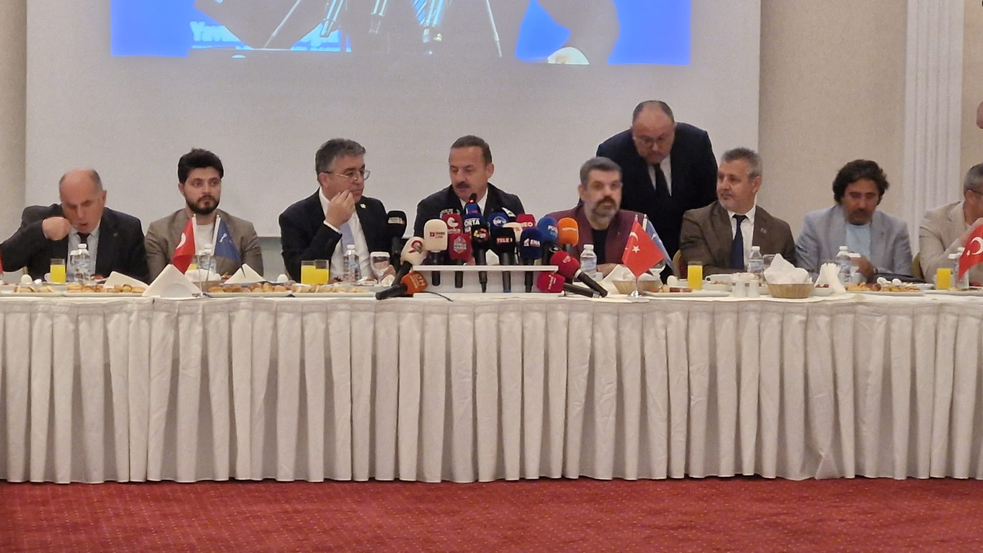 ANAHTAR Parti Genel Başkanı&nbsp;Yavuz Ağıralioğlu, İzmir’de düzenlediği kapsamlı basın toplantısında